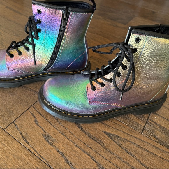 “Rainbow crinkle” Iridescent Lace-Up Big Kids Dr. Martins - Picture 6 of 9